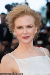 组图：《维纳斯》首映 妮可时尚裙装露背