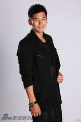 组图：于晓光时尚型男写真笑容灿烂