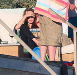 幻灯图：朱莉皮特携儿子海滩办派对共享天伦