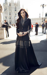 组图：吴佩慈绕行米兰 助阵好友国际首秀