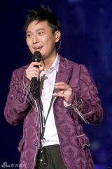 组图：张信哲上海演唱会 出道20年经典情歌一网打尽