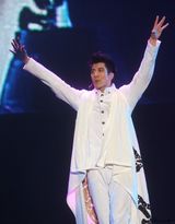 组图：王力宏上海开唱造型超炫 坦克车搬上舞台