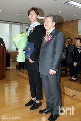 组图：东方神起昌珉出席纳税活动正装帅气