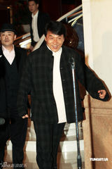 高清图：中孝介等助阵海派春晚 成龙周立波对侃