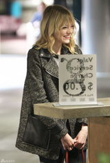 组图：艾玛-斯通穿呢大衣娇俏玩转纽约