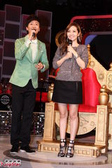 组图：侯佩岑再开新节目甜美亮相优雅十足