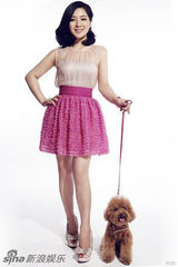 组图：王碧儿登宠物杂志封面秀可爱甜美