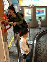 组图：张柏芝携两子台湾游玩参加好友婚礼