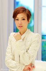 组图：郑秀文戛纳宣传《盲探》白衣展自信笑容