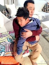 组图：郭涛与儿子表情神同步 翻白眼喜感十足