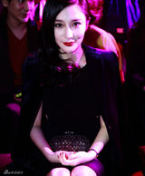 组图：熊乃瑾红唇娇艳 个性混搭亮相潮流派对