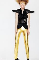 高清：尚雯婕登《大周末》封面 旧衣新穿宣扬环保