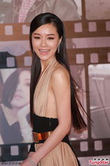 组图：文咏珊拼色长裙亮相红毯 中门大开秀性感