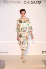 组图：乐基儿出席时装秀 称无生子压力黎明不急