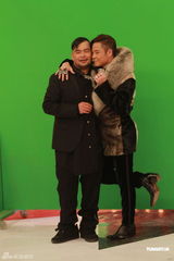 组图：郑伊健录制《华丽明星赛》 余诗曼造型娇俏