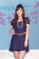 组图：Ella卖萌玩制服诱惑 贺军翔不逃避服役