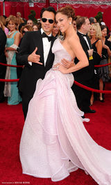 高清组图：奥斯卡红毯 詹妮弗-洛佩兹别致礼服亮相