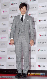 组图：刘俊相亮相大钟红毯 格纹西装雅痞范