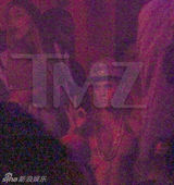 组图：比伯被捕前派对照曝光 裸上身与嫩模狂欢