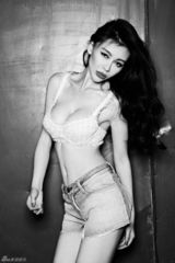 组图：巩新亮《失控的我》首发 爆乳装火辣