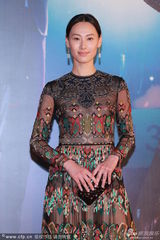 组图：梁洛施民族风长裙牵手黄秋生走红毯