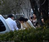 组图：林志玲片场与郑则仕握手 鞠躬娇嗲行礼