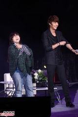 组图：韩星申彗星台湾大秀“骑马舞”