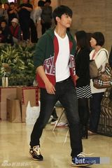 组图：人气组合2PM粉丝签名会 全员亮相亲和阳光