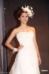 组图：吴千语丁乐锶湾仔婚纱展走秀