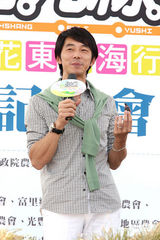 高清图：陶晶莹夫妇携手宣传旅游 骑自行车入场