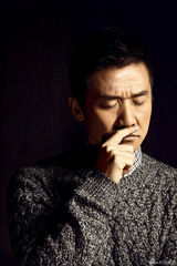 组图：魅力大叔黄志忠登封面 绅士装男人味十足