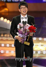 幻灯图：众星出席2009KBS电视台演艺大奖颁奖礼