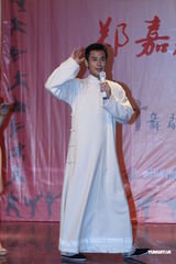 组图：郑嘉颖《叶问》剧组庆生 许愿拍戏不受伤