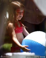 组图：阿汤哥赤膊海滩庆生 苏瑞涂花脸秀粉红比基尼