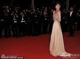组图：《金钱之味》戛纳首映 金孝珍镶钻礼服华丽