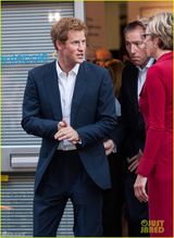 组图：哈里升级叔叔首亮相 替粉丝送礼给小王子