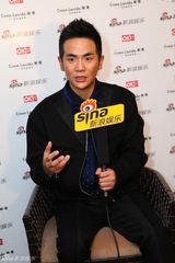 组图：新浪娱乐明星街拍盛典对话张晓龙