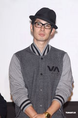 组图：曾之乔为新剧裸背上阵 被吴建豪袭胸吓坏父母