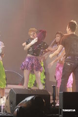 组图：江若琳个唱换多款性感装 与男伴贴身热舞