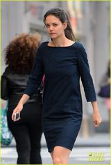 组图：前阿汤嫂凯蒂素颜憔悴送女上学