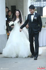 组图：张震大婚献吻娇妻 亲手为新娘提裙摆