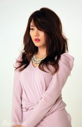 组图：成宥利写真现场照 俏丽多姿百变风格