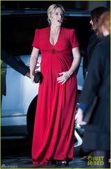 组图：温丝莱特明艳红裙手摸孕肚罩杯升级