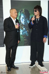 组图：摄影大师加纳典明开摄影展邀伍佰入镜