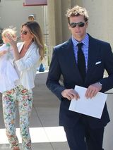 组图：邦辰穿小花裤外出 怀抱萌娃细心用手遮阳