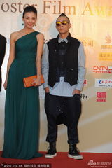 组图：陈小春戴黑超酷劲十足 发型似火焰