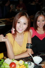 组图：嫩模何佩瑜宣传写真DVD 小露性感品火锅美食