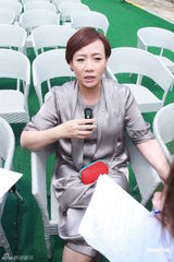 组图：商天娥与滕丽名闹不和 互不相让不愿合照