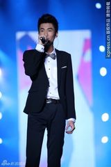 组图：中秋蔡依林献唱露胸光 谢霆锋拒谈王菲