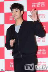 组图：baby俏丽赴韩会金秀贤 嘟嘴甜笑抛媚眼